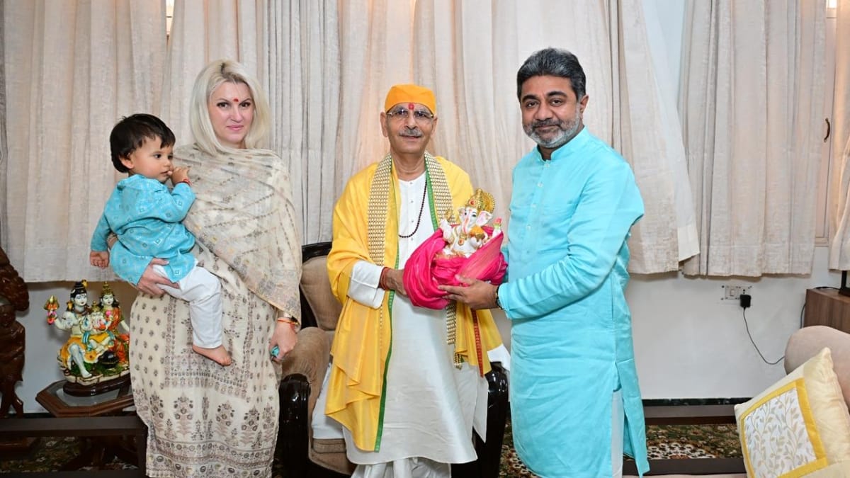 आचार्य सुधांशु जी महाराज ने डॉ. अभिषेक वर्मा को प्रदान की ‘गौ रक्षक’ की उपाधि